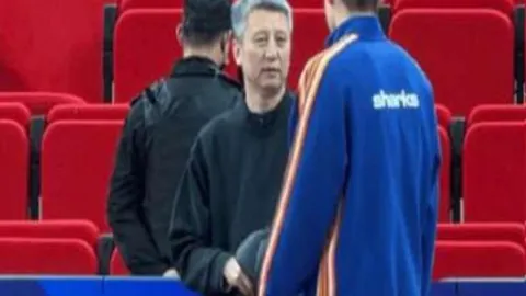 “错失1.4亿巨奖！新世俱杯四强奖金激发中国足球热议，广州队辉煌不再”